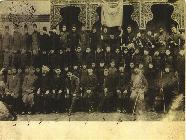 Vali Muammer Bey ve Mektep Müdürü Kamil Bey ‘Numune Mekteb-i İptidaiyesi İzci Grubu’ ile bir arada. Yıl 1913-14.