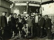 Sene 1971, Kepçeli'de eski garajlar. İlk kuşak Mercedes otobüs Sİvas'a gelmiş kurban kesiliyor