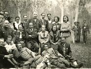 Muzaffer Sarısözen (yerde oturanlardan ikinci) Sivas Lisesi Öğretmenlerinden Bir Grupla Paşa Fabrikas'ında.Yıl 1937