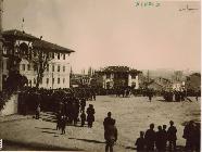 Yıl 1928. Meydanda bir resmî tören anı