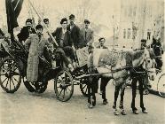 Sivas Lisesi’nin önünde muhtemelen bir resmî bayram gününde çekilen bu fotoğrafta CHP bayrağı taşıyan fayton dikkat çekiyor.1940’lı yıllar.