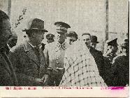 Atatürk bir Sivas ziyaretinde Sivaslı bir hanım ile konuşuyor