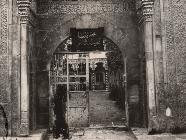 Çİfte Minarenin Taçkapısından İsmet Paşa İlkokulunun revaklı sütunlarına bakış 1920'li yıllar